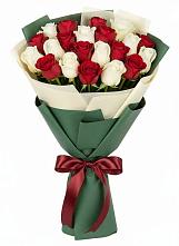 Букет Микс из красных и белых роз в Сеченово