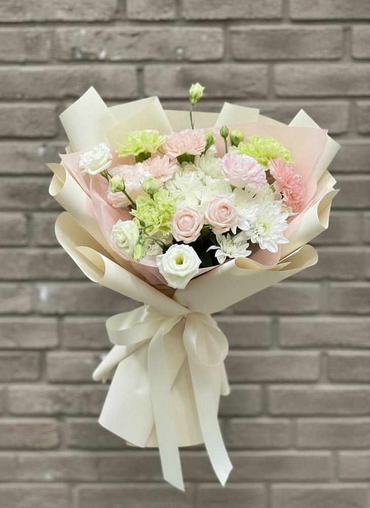 Букет цветов из: Гвоздики, Розы, Лизиантусы и Хризантемы в Сеченово