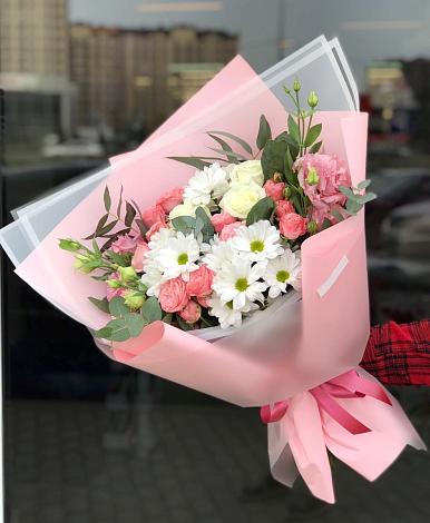 Букет цветов из: Розы, Лизиантусы и Хризантемы в Сеченово